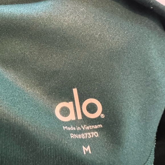 ALO Yoga Airbrush Green Gradient Evermint Ombré Capri Leggings | Size Medium - Picture 8 of 8